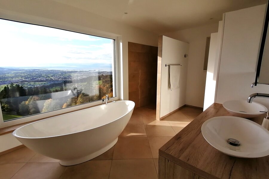 Badezimmer mit großem Panoramafenster | © Isabel Pfanner