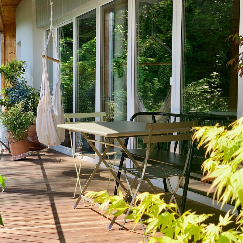 Der Balkon mit Outdoor Sitzecke für 6 Personen und Hängesessel