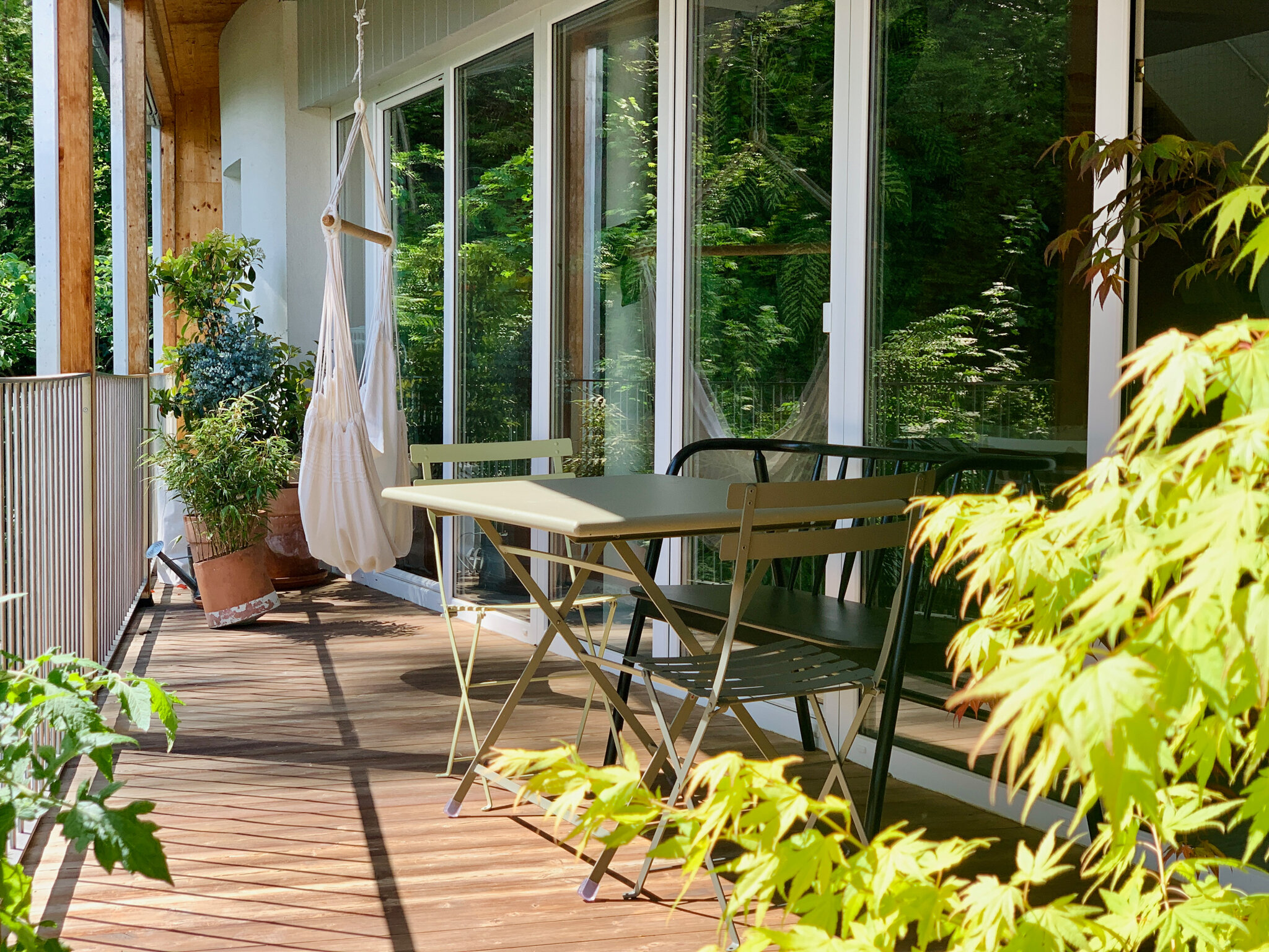 Der Balkon mit Outdoor Sitzecke für 6 Personen und Hängesessel