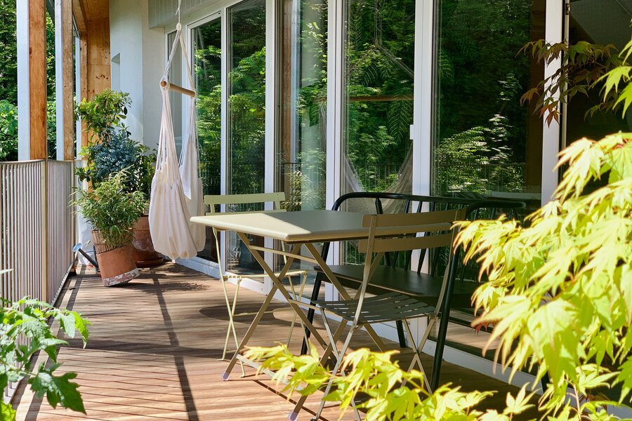 Der Balkon mit Outdoor Sitzecke für 6 Personen und Hängesessel