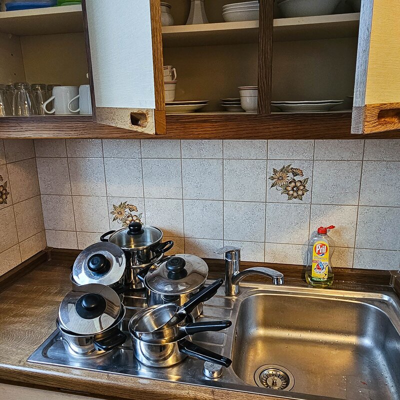 Topfe, Geschirr, Besteck vorhanden