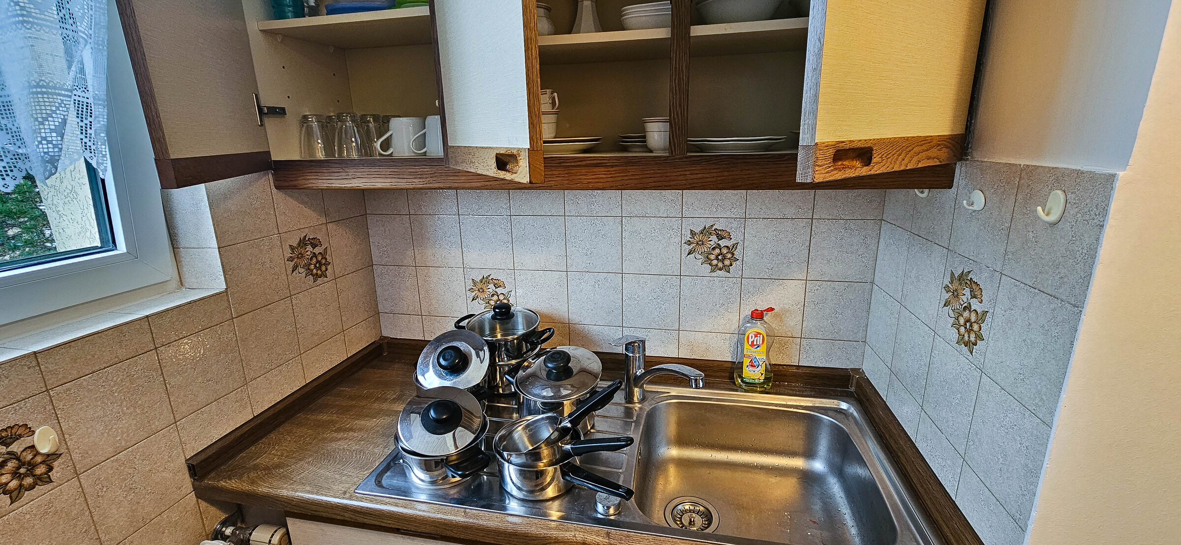 Topfe, Geschirr, Besteck vorhanden