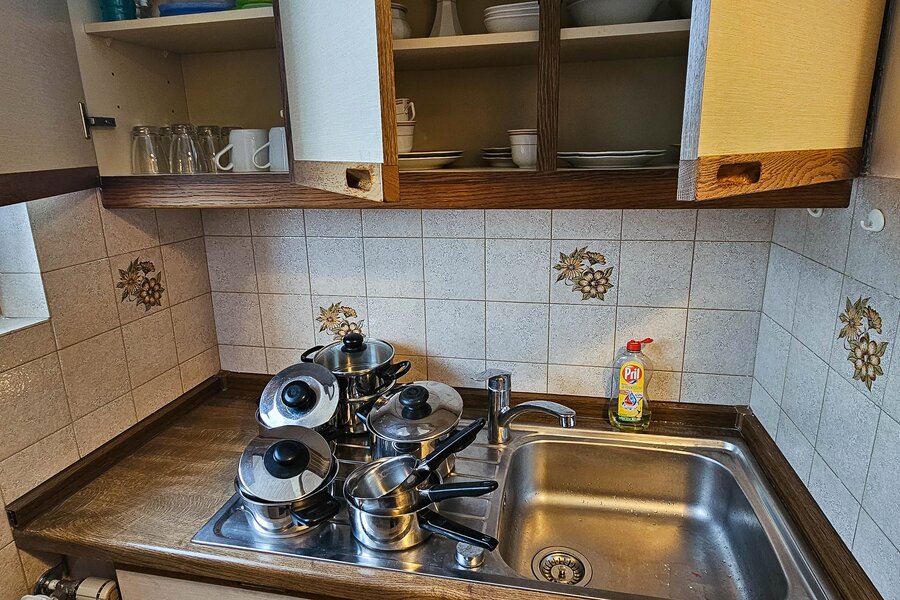 Topfe, Geschirr, Besteck vorhanden