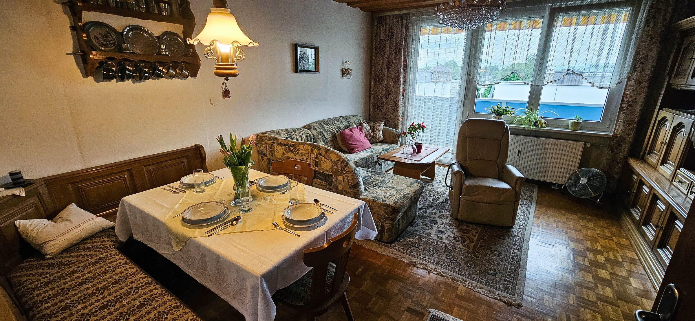 Wohnzimmer mit Essecke, Esstisch, Couch ausziehbar