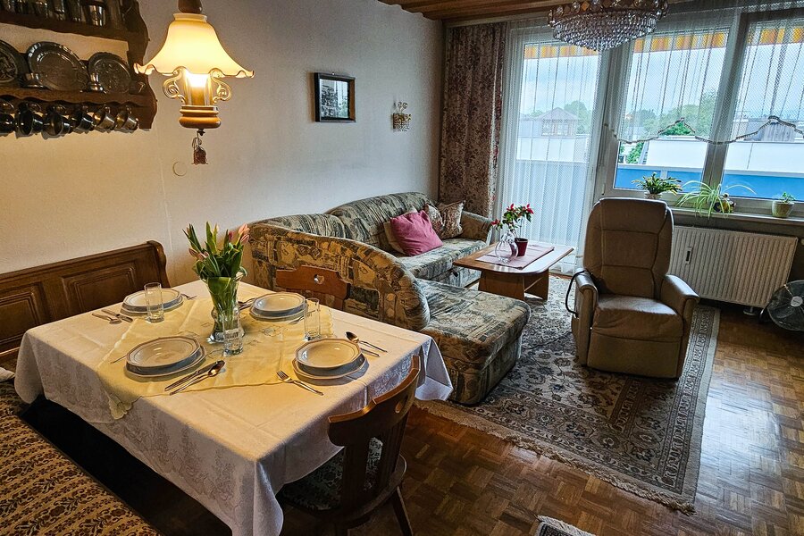 Wohnzimmer mit Essecke, Esstisch, Couch ausziehbar