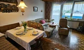 Wohnzimmer mit Essecke, Esstisch, Couch ausziehbar