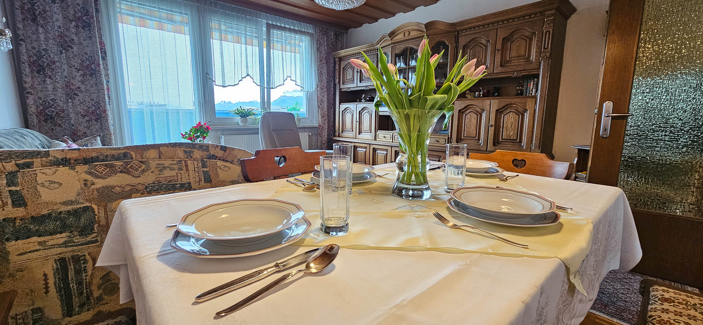 Wohnzimmer mit Essecke 