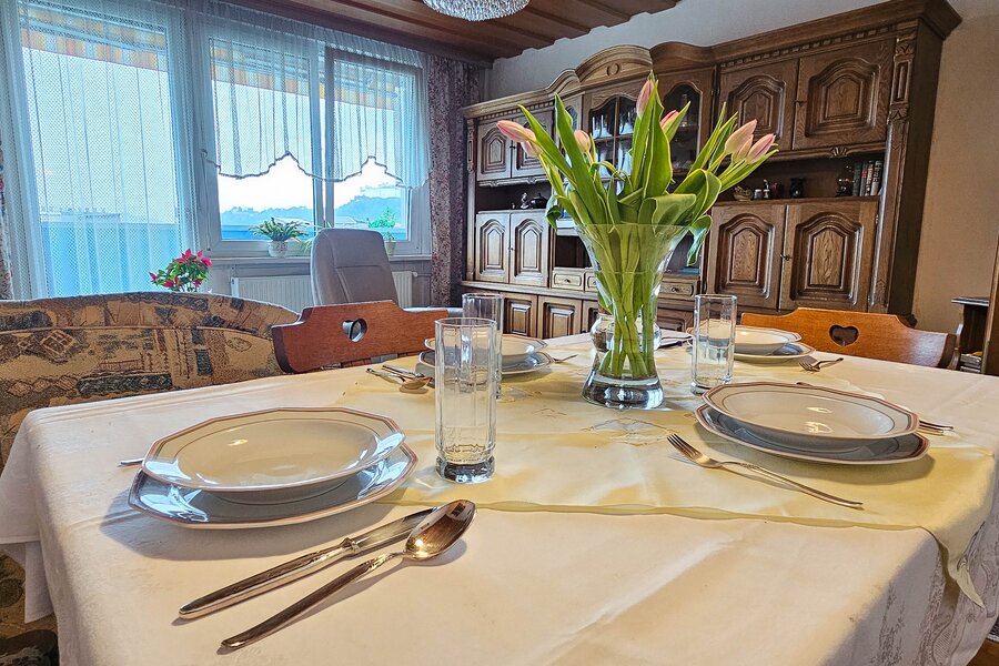 Wohnzimmer mit Essecke 