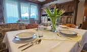 Wohnzimmer mit Essecke 