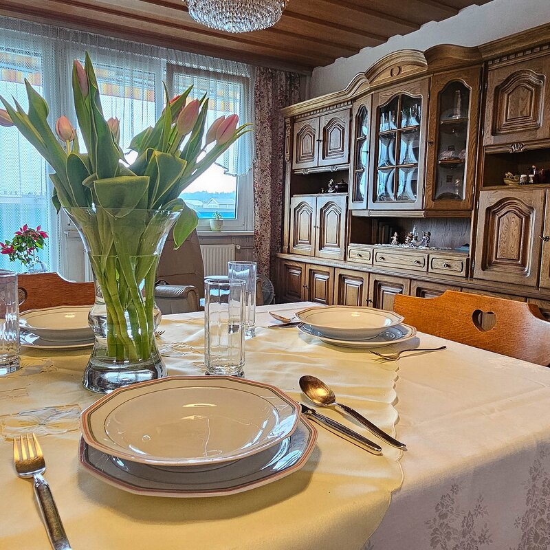 Wohnzimmer mit Essecke 