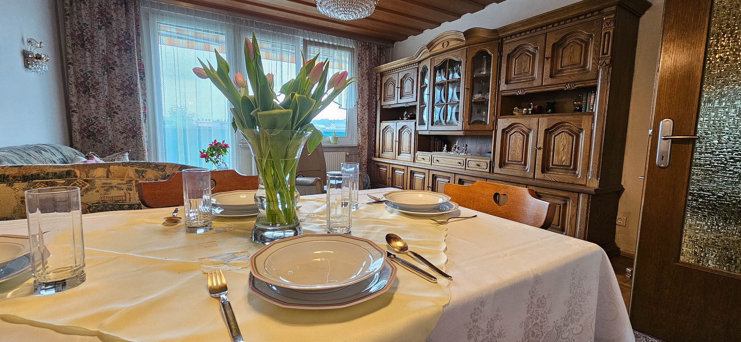 Wohnzimmer mit Essecke 