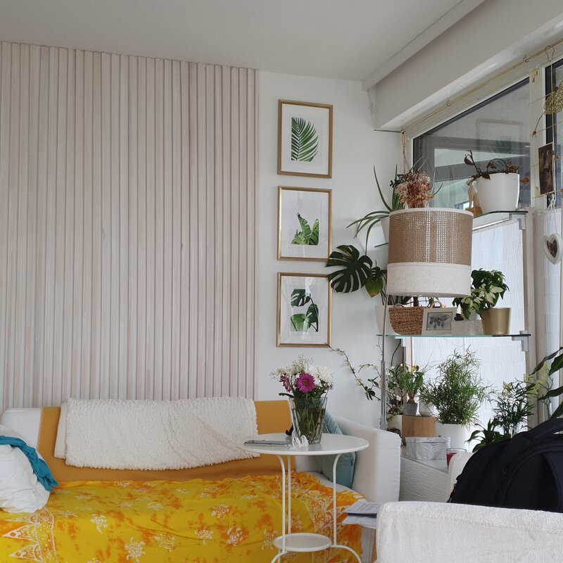 Wohnzimmer mit Blick zum Durchgang zur Küche und Flur