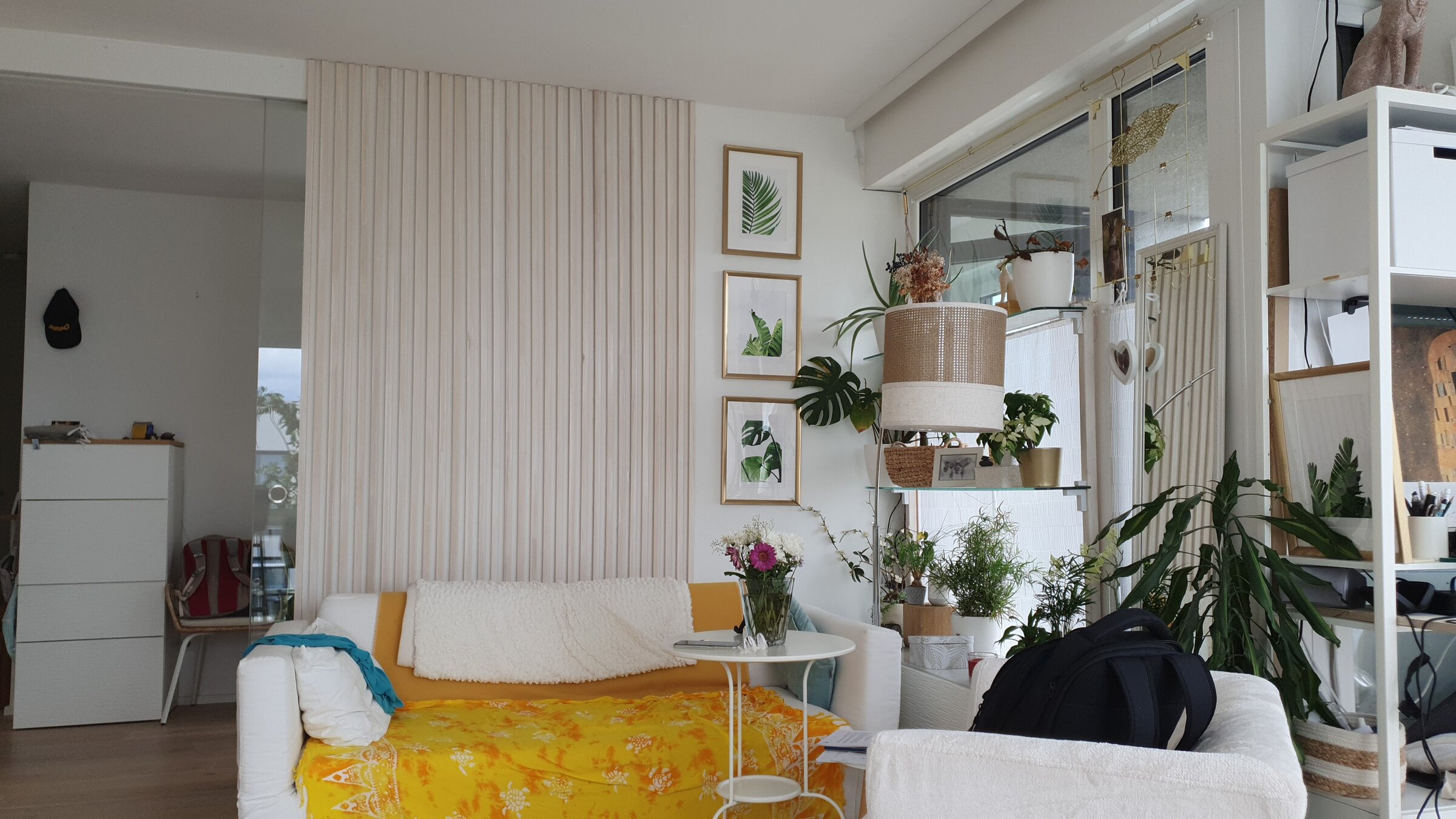 Wohnzimmer mit Blick zum Durchgang zur Küche und Flur