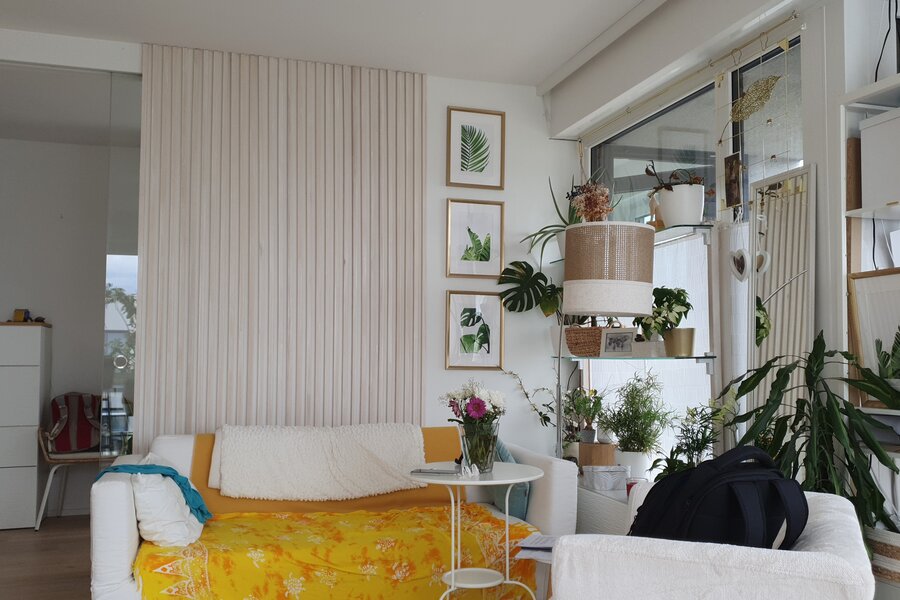 Wohnzimmer mit Blick zum Durchgang zur Küche und Flur