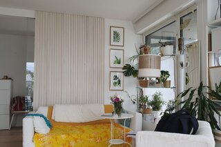 Wohnzimmer mit Blick zum Durchgang zur Küche und Flur