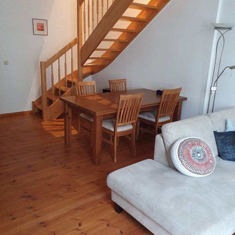 Heller Wohnbereich mit Holztreppe & Essbereich – 2-Zimmer-Wohnung, Kurzzeitmiete Berlin, Wohnen auf Zeit 1 bis 6 Monate