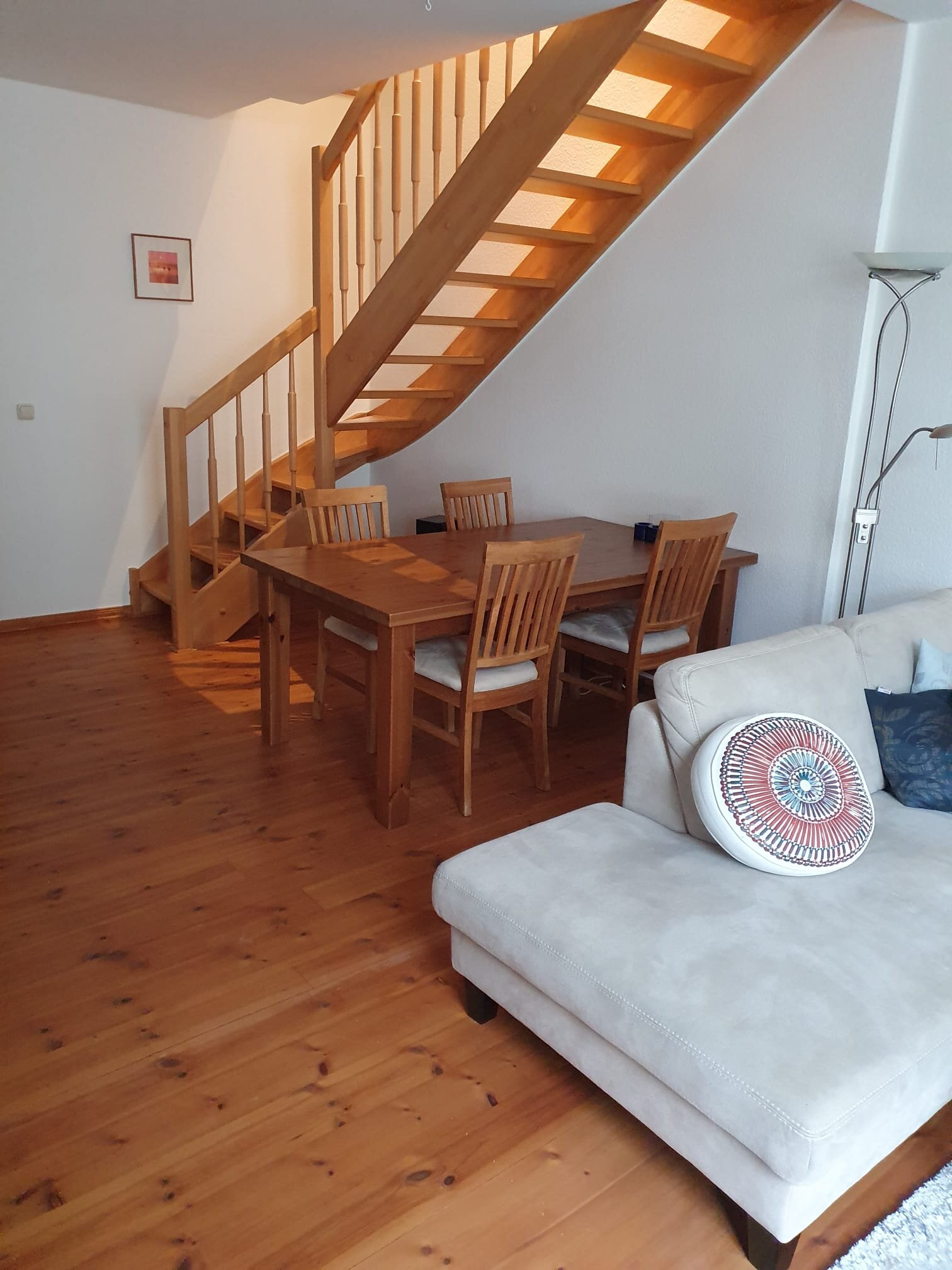 Heller Wohnbereich mit Holztreppe & Essbereich – 2-Zimmer-Wohnung, Kurzzeitmiete Berlin, Wohnen auf Zeit 1 bis 6 Monate