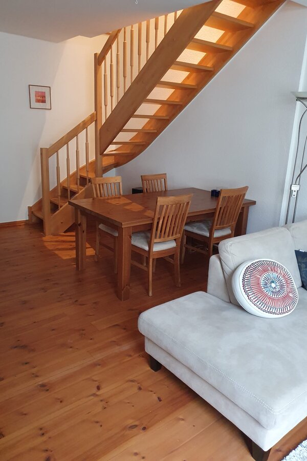 Heller Wohnbereich mit Holztreppe & Essbereich – 2-Zimmer-Wohnung, Kurzzeitmiete Berlin, Wohnen auf Zeit 1 bis 6 Monate