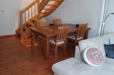 Heller Wohnbereich mit Holztreppe & Essbereich – 2-Zimmer-Wohnung, Kurzzeitmiete Berlin, Wohnen auf Zeit 1 bis 6 Monate