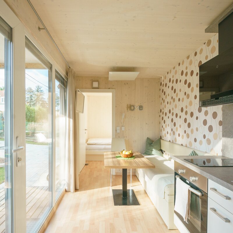 Wohnbereich mit Blick auf die Terrasse und den Garten | © Martina Draper