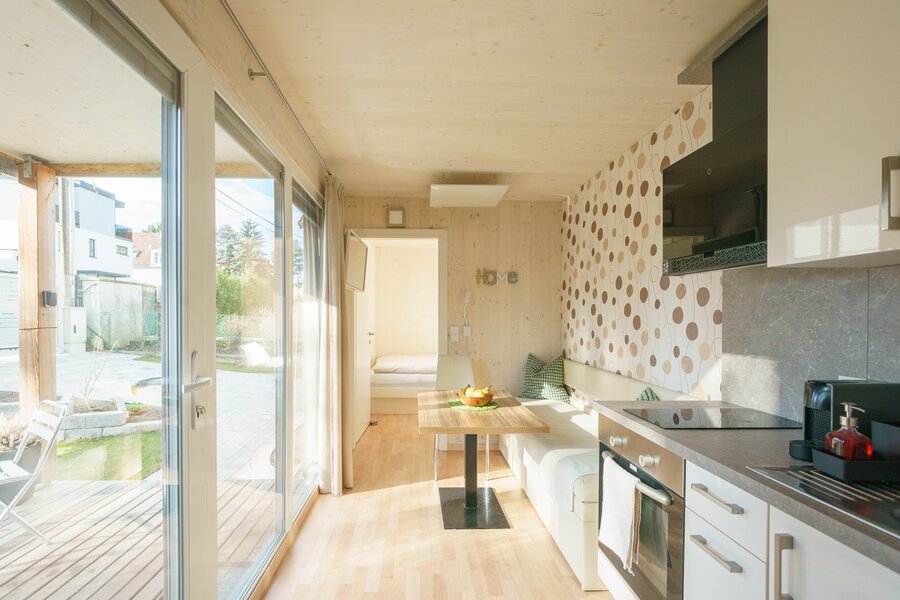 Wohnbereich mit Blick auf die Terrasse und den Garten | © Martina Draper