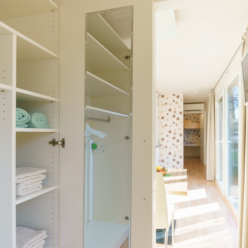 Blick vom Schlafzimmer in den Wohnbereich | © Martina Draper