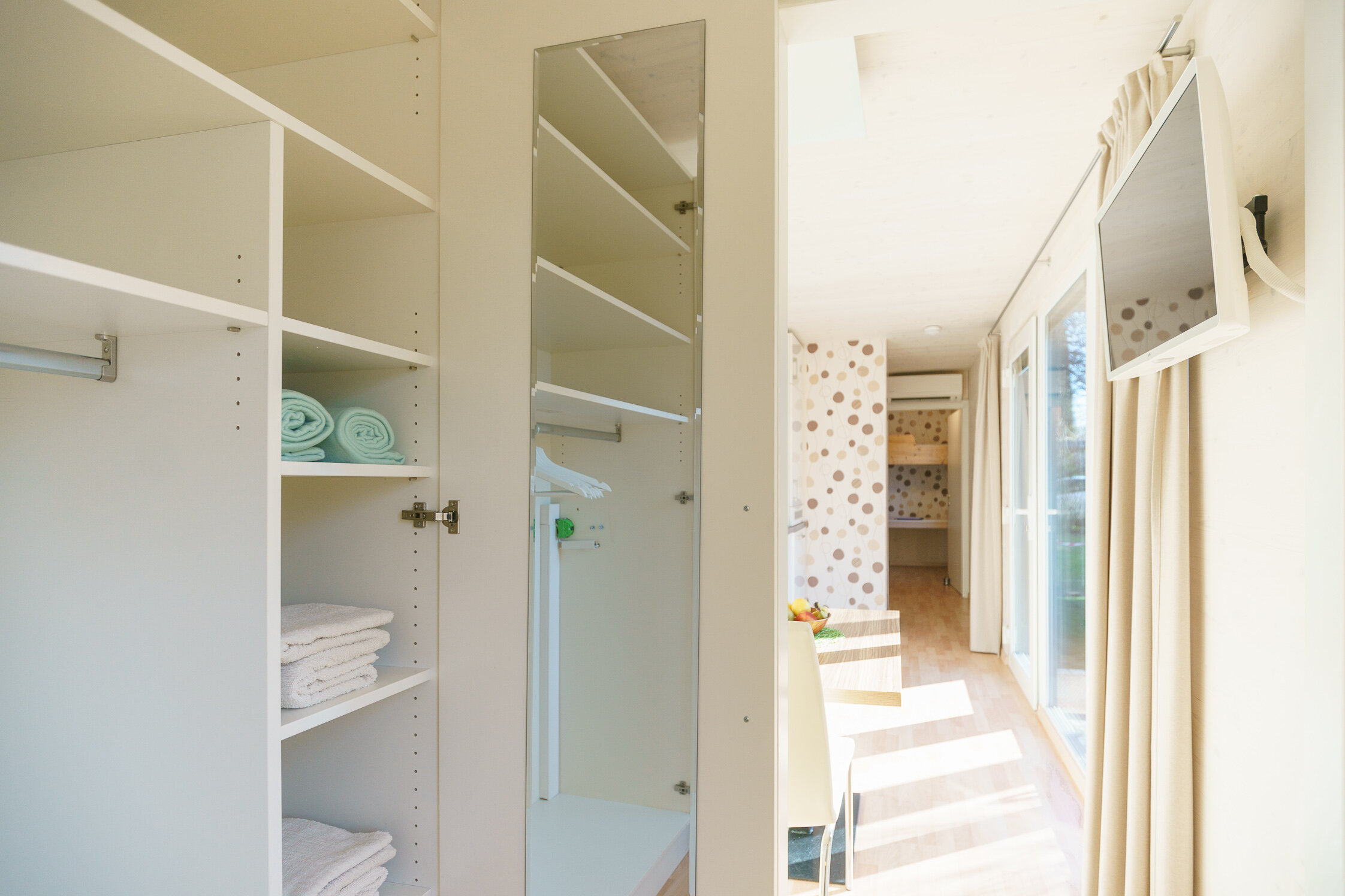 Blick vom Schlafzimmer in den Wohnbereich | © Martina Draper