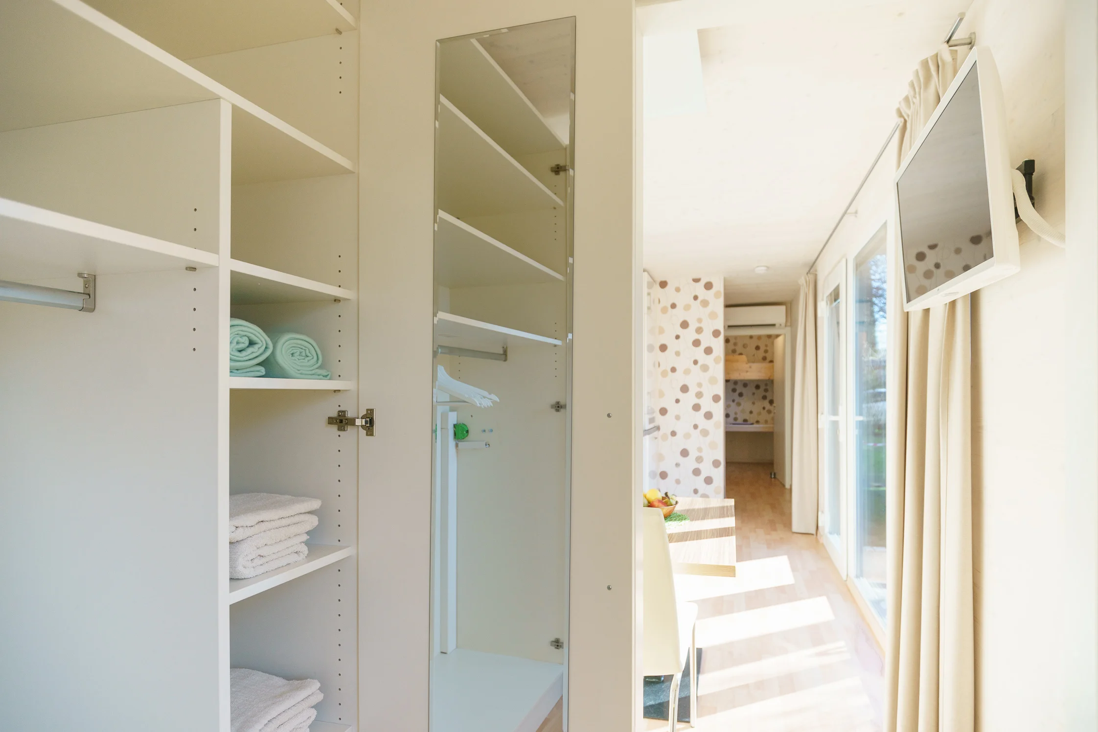 Blick vom Schlafzimmer in den Wohnbereich | © Martina Draper