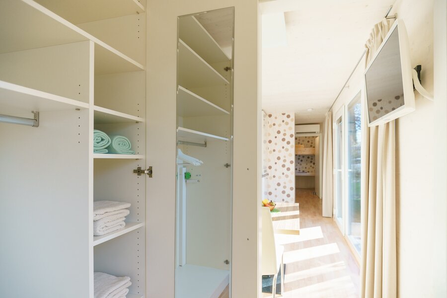 Blick vom Schlafzimmer in den Wohnbereich | © Martina Draper