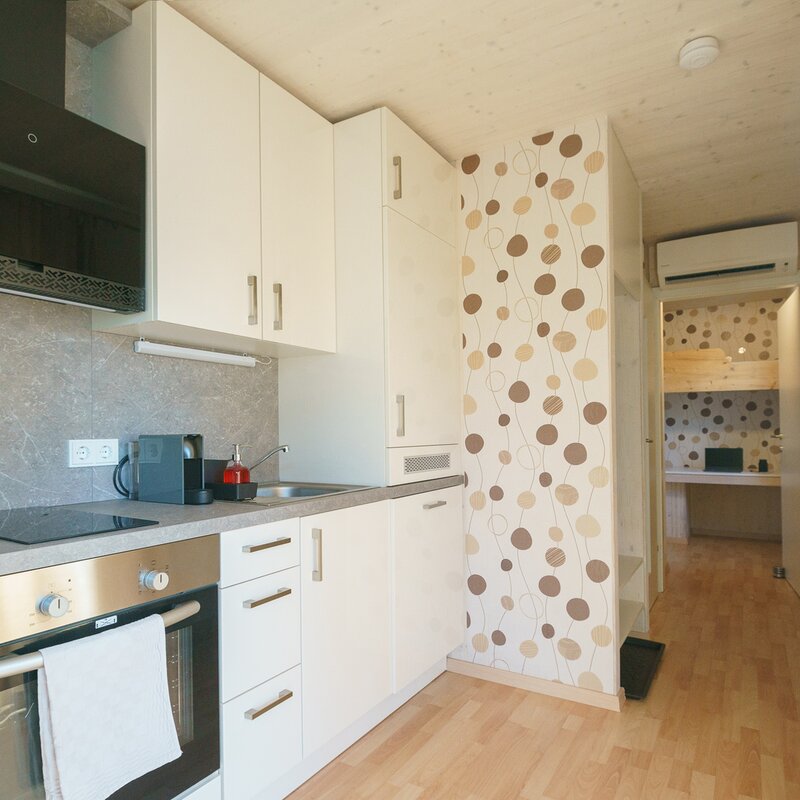 Küche mit Blick in Schlafzimmer 2 / Arbeitsplatz | © Martina Draper