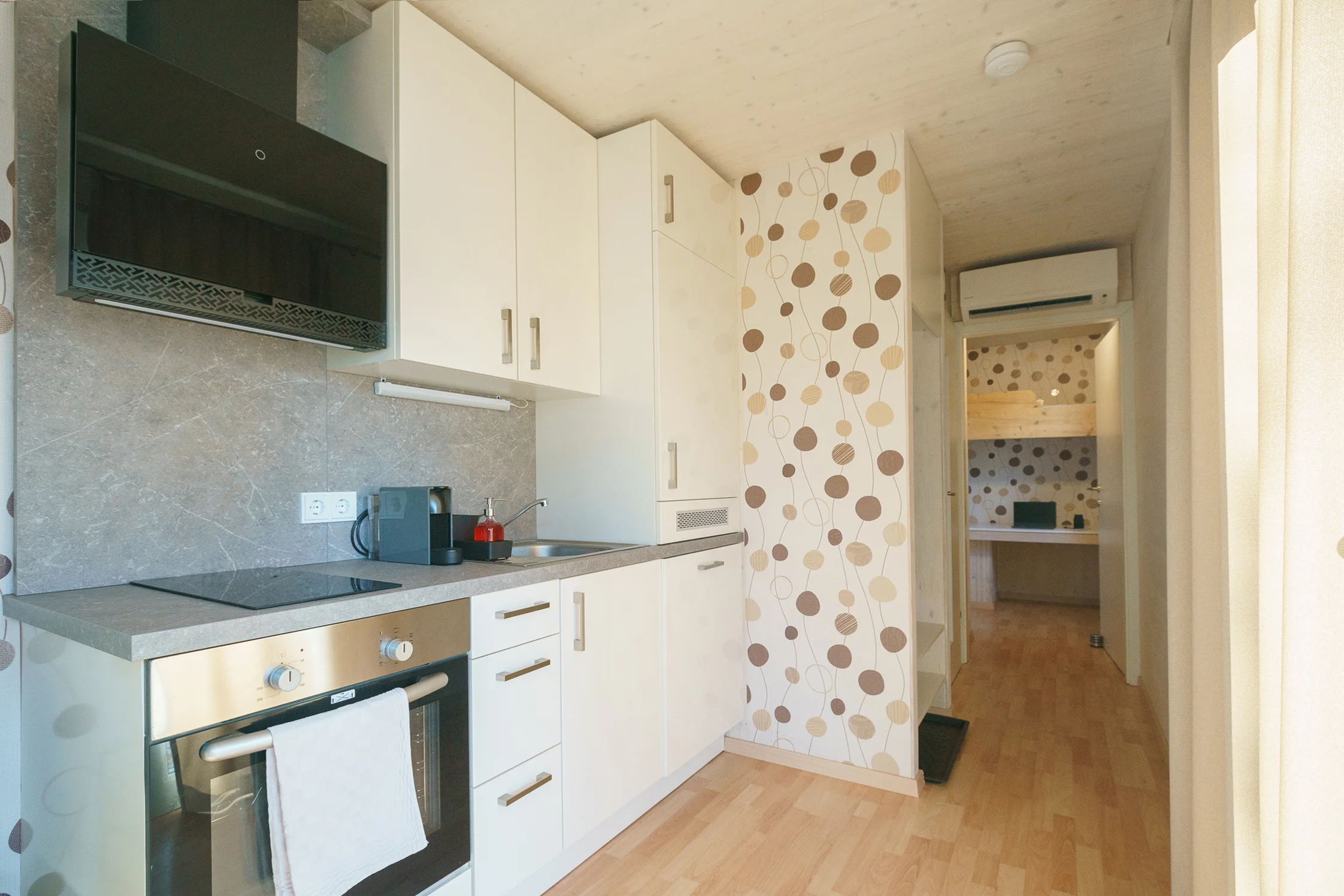 Küche mit Blick in Schlafzimmer 2 / Arbeitsplatz | © Martina Draper