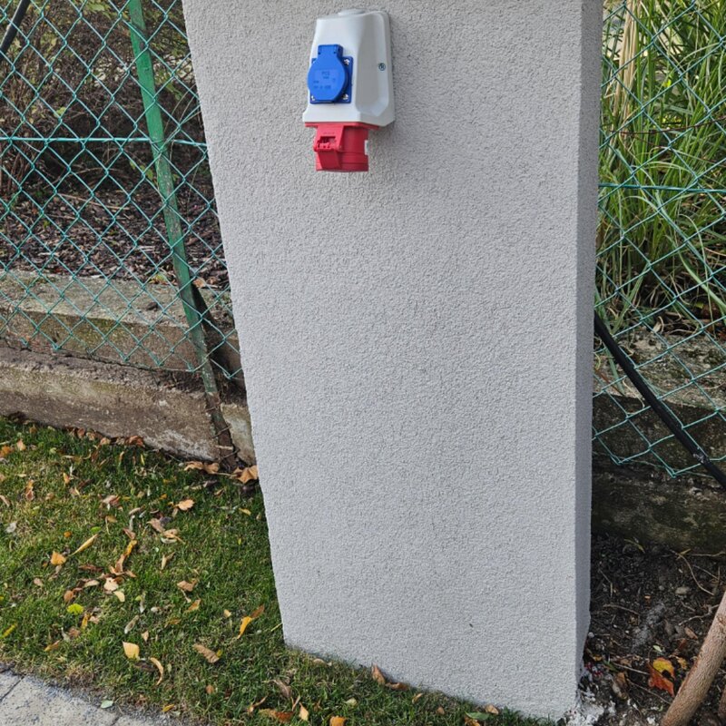 Starkstromanschluß für Laden eines Elektroautos | © Martina Draper