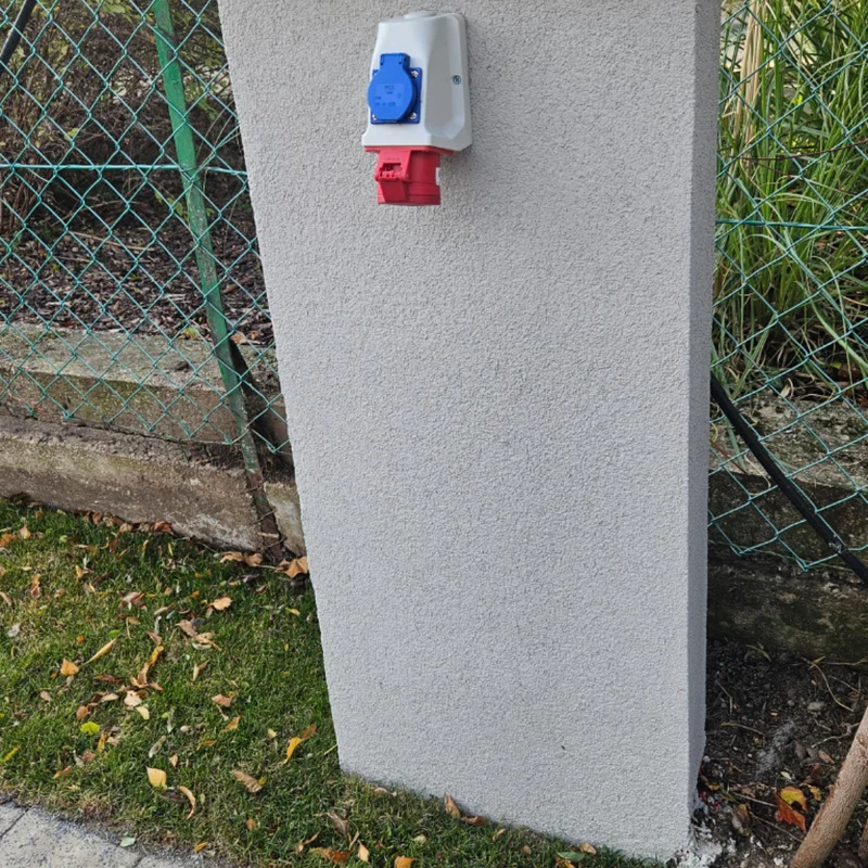 Starkstromanschluß für Laden eines Elektroautos | © Martina Draper