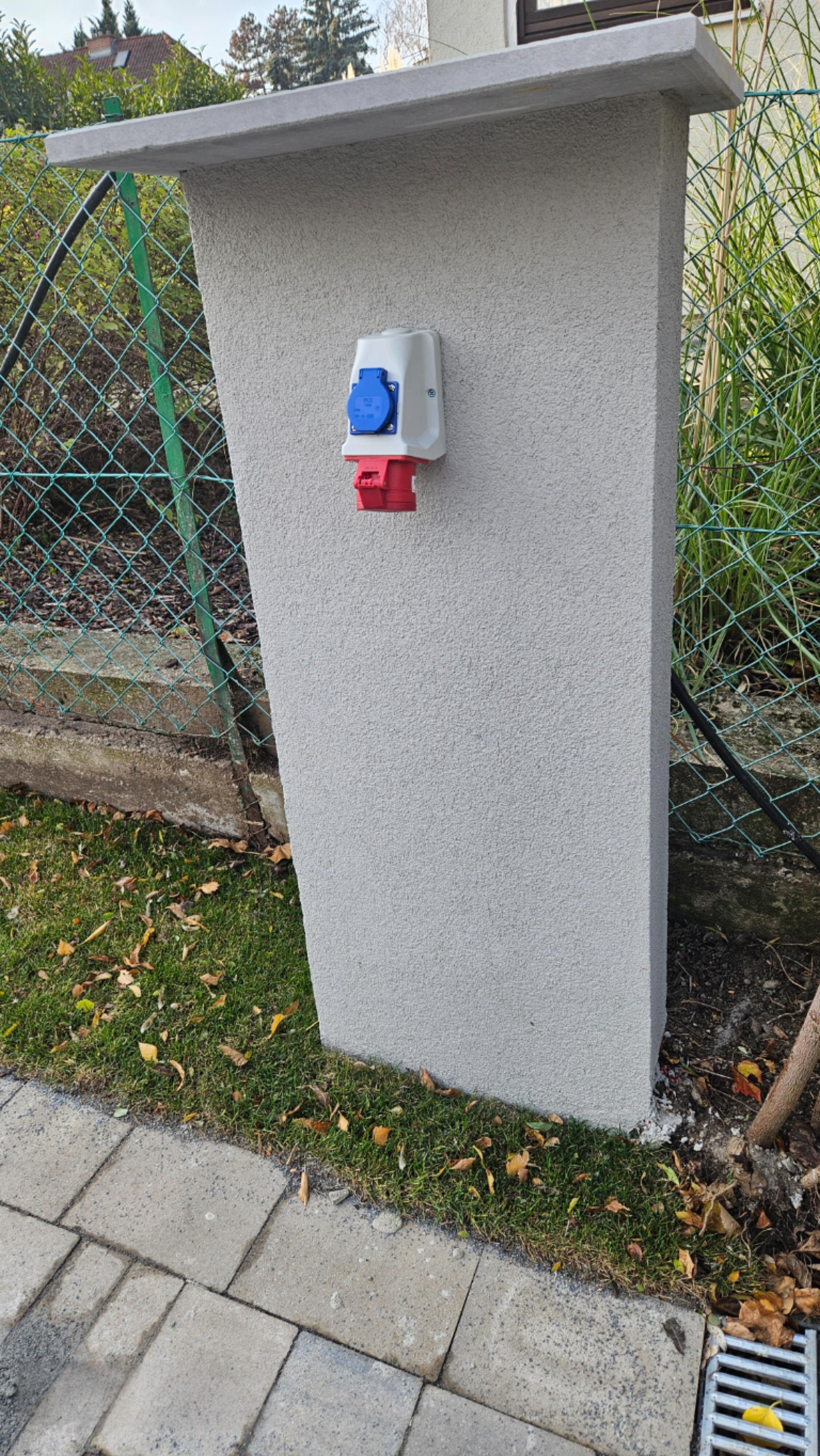 Starkstromanschluß für Laden eines Elektroautos | © Martina Draper