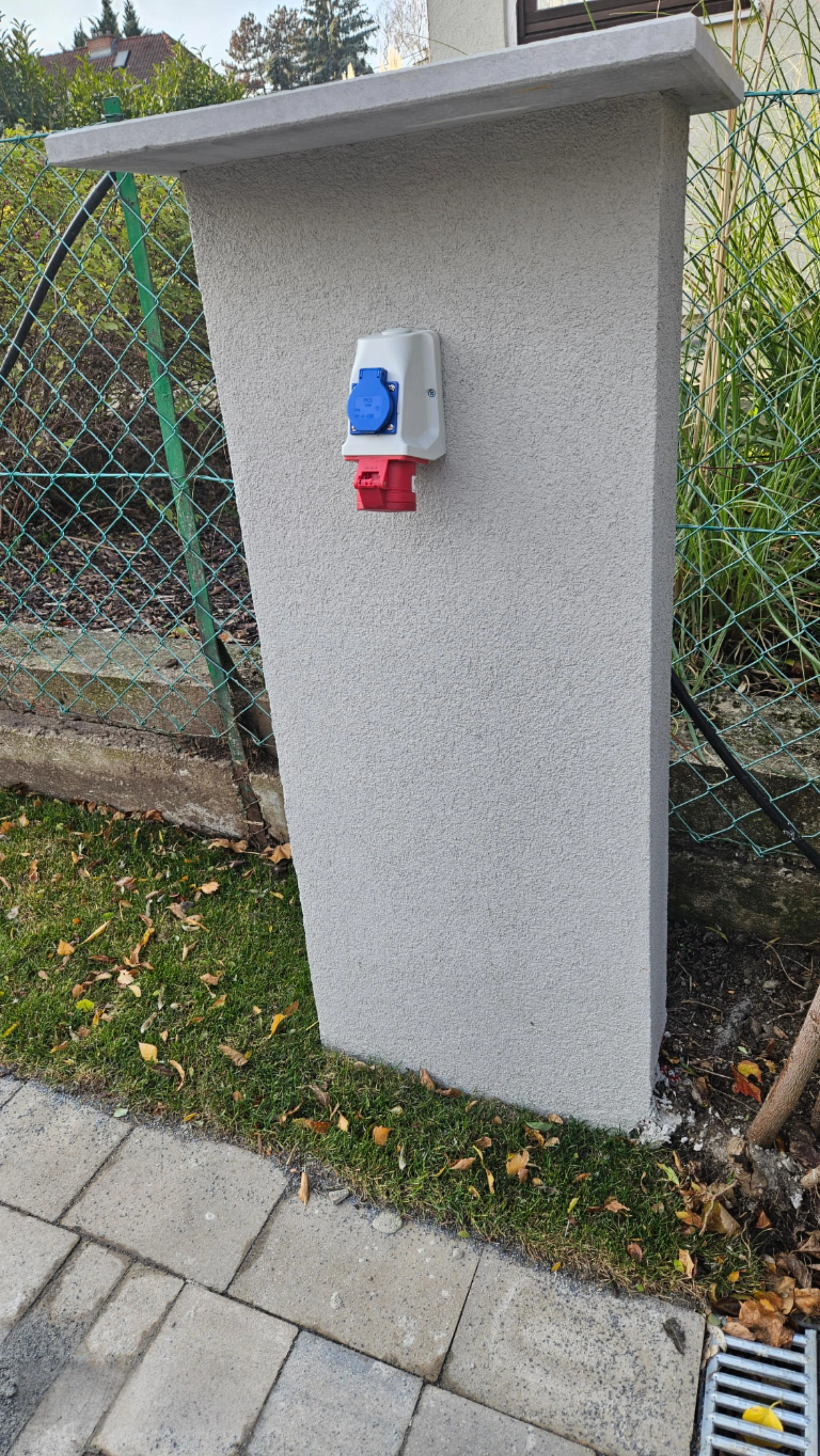 Starkstromanschluß für Laden eines Elektroautos | © Martina Draper