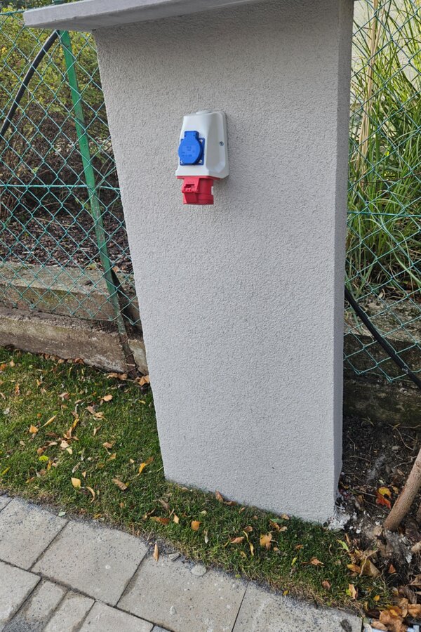 Starkstromanschluß für Laden eines Elektroautos | © Martina Draper