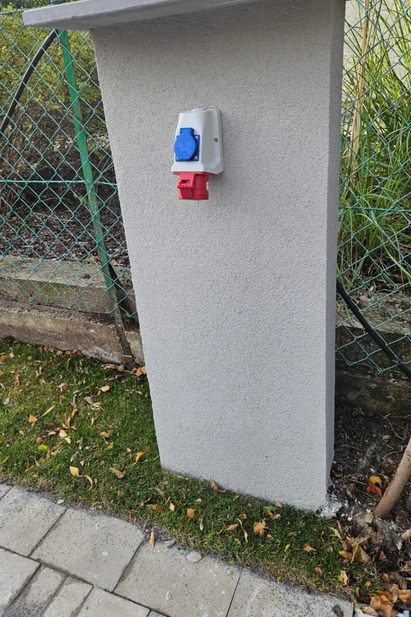 Starkstromanschluß für Laden eines Elektroautos | © Martina Draper