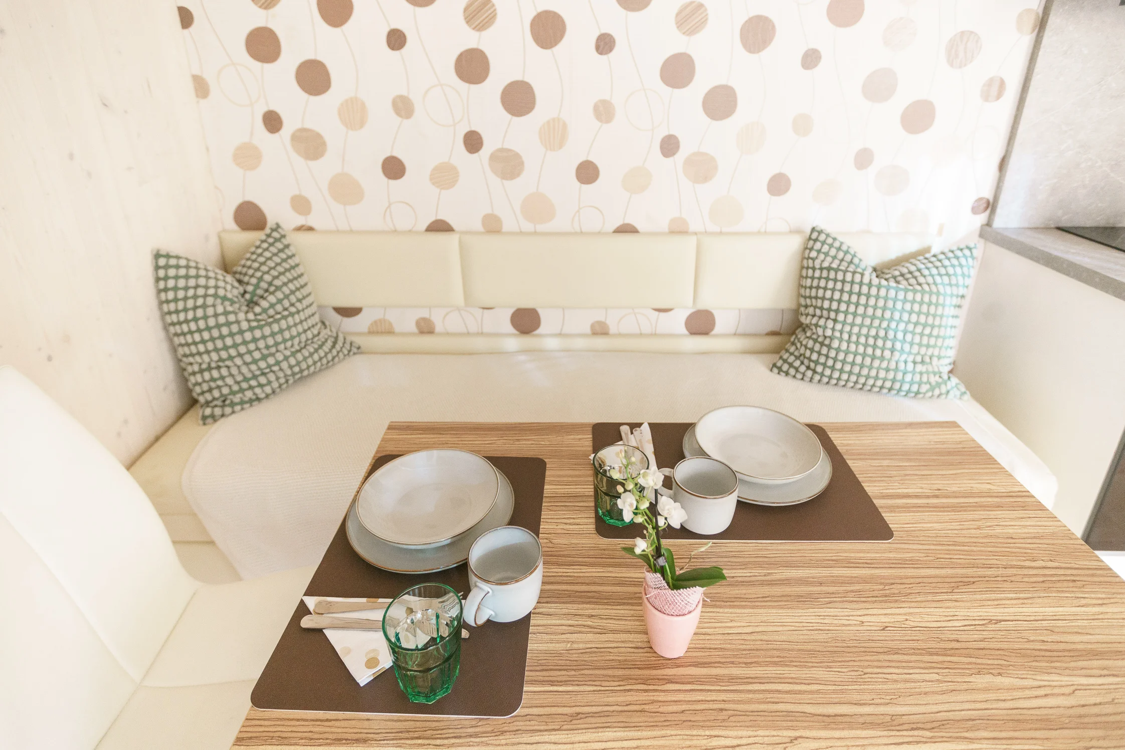 Esstisch im Wohnbereich | © Martina Draper