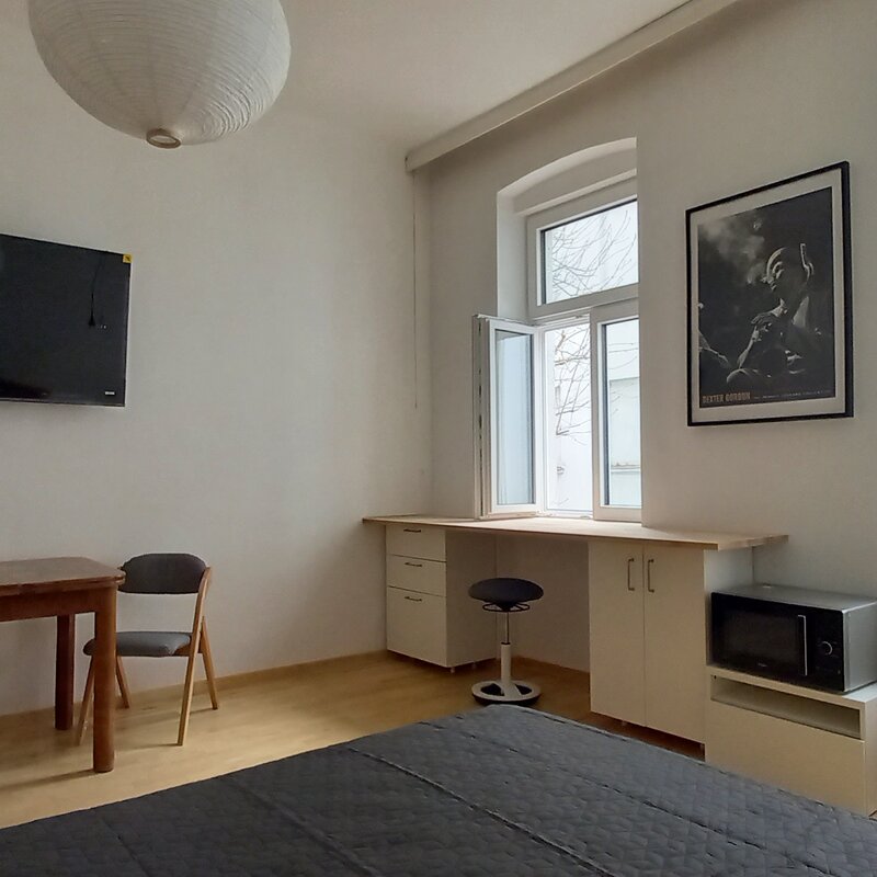 sehr helles, ruhiges Zimmer