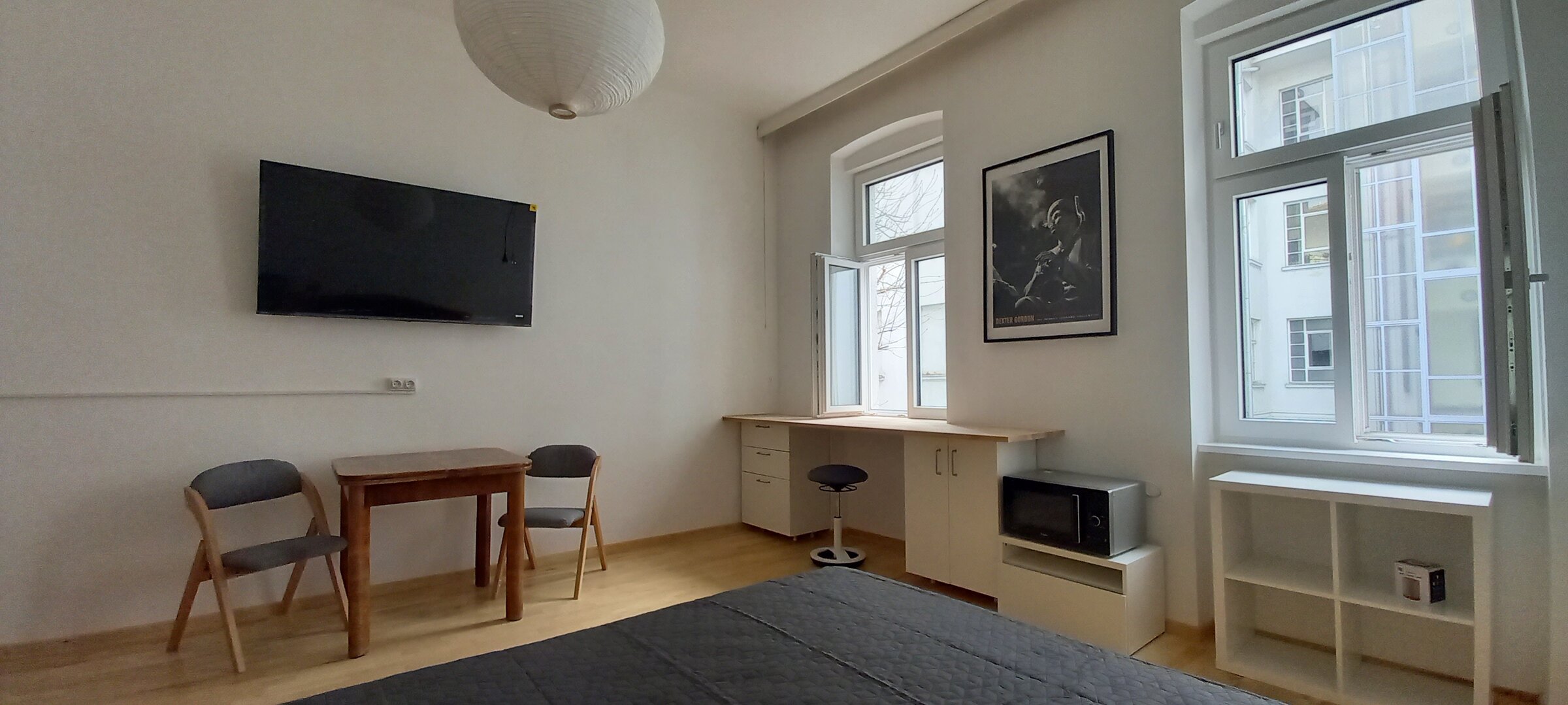 sehr helles, ruhiges Zimmer