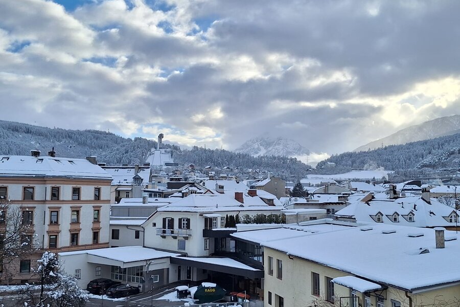 Verschneite Innsbrucker Altstadt mit Bergpanorama – 3-Zimmer Wohnung, Kurzzeitmiete & Wohnen auf Zeit für 1 bis 6 Monate.