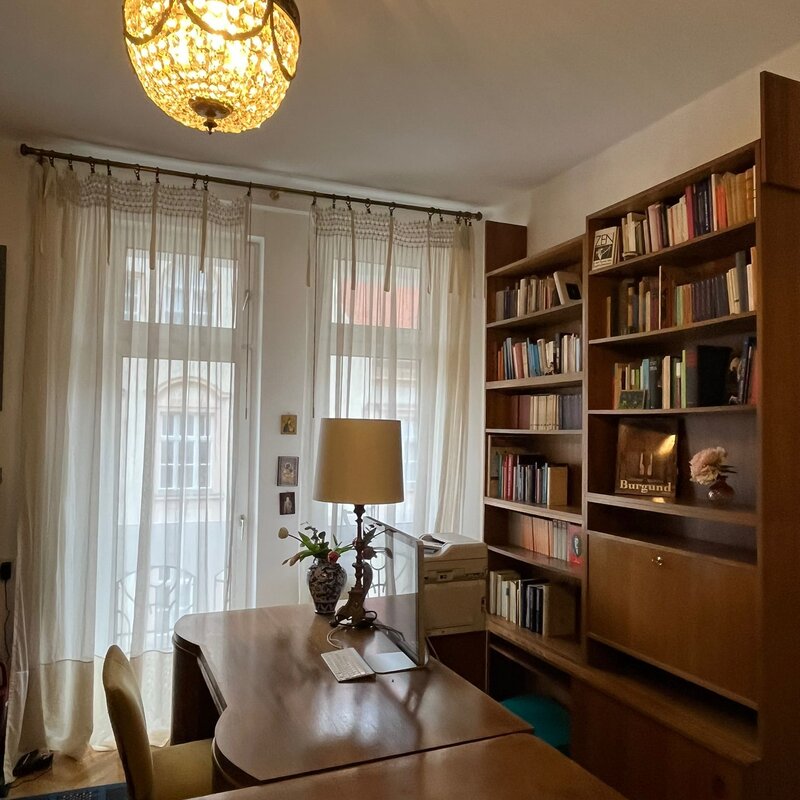 Schreibtisch Arbeitszimmer mit Blick auf den Balkon