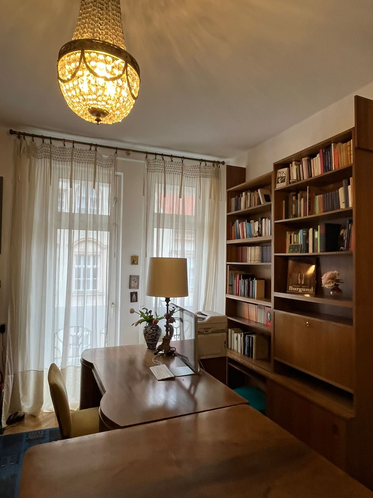 Schreibtisch Arbeitszimmer mit Blick auf den Balkon