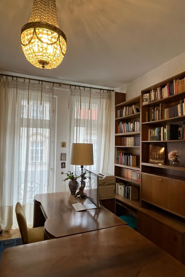 Schreibtisch Arbeitszimmer mit Blick auf den Balkon