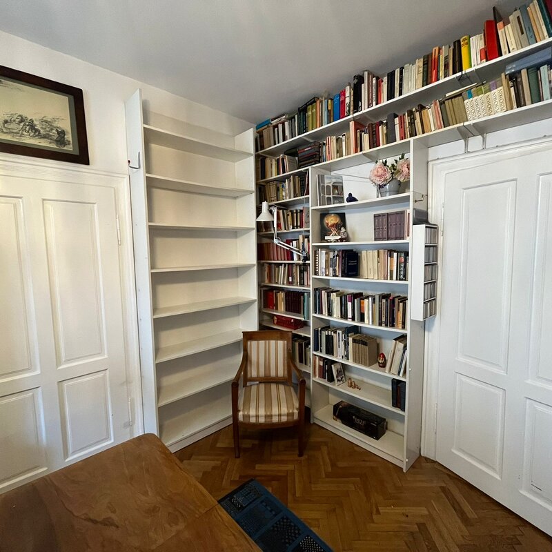 Arbeitszimmer mit Tür links zum Schlafzimmer und rechts zum Flur