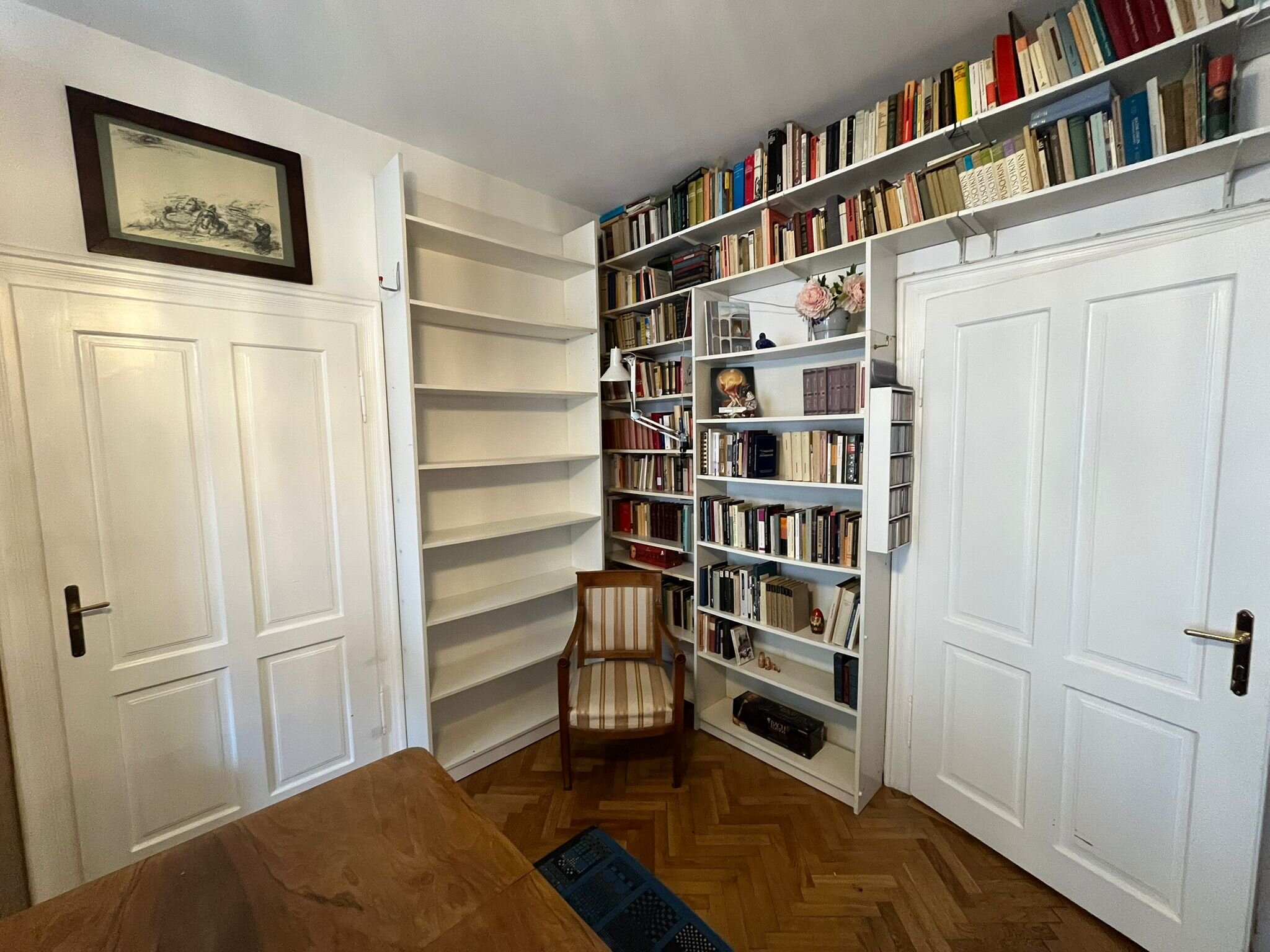 Arbeitszimmer mit Tür links zum Schlafzimmer und rechts zum Flur