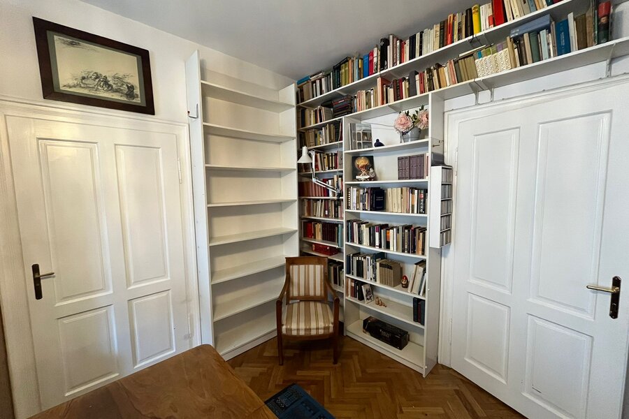 Arbeitszimmer mit Tür links zum Schlafzimmer und rechts zum Flur