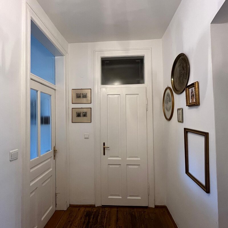 Flur mit Küchentür links und geradeaus Zugang zum Garderobenzimmer