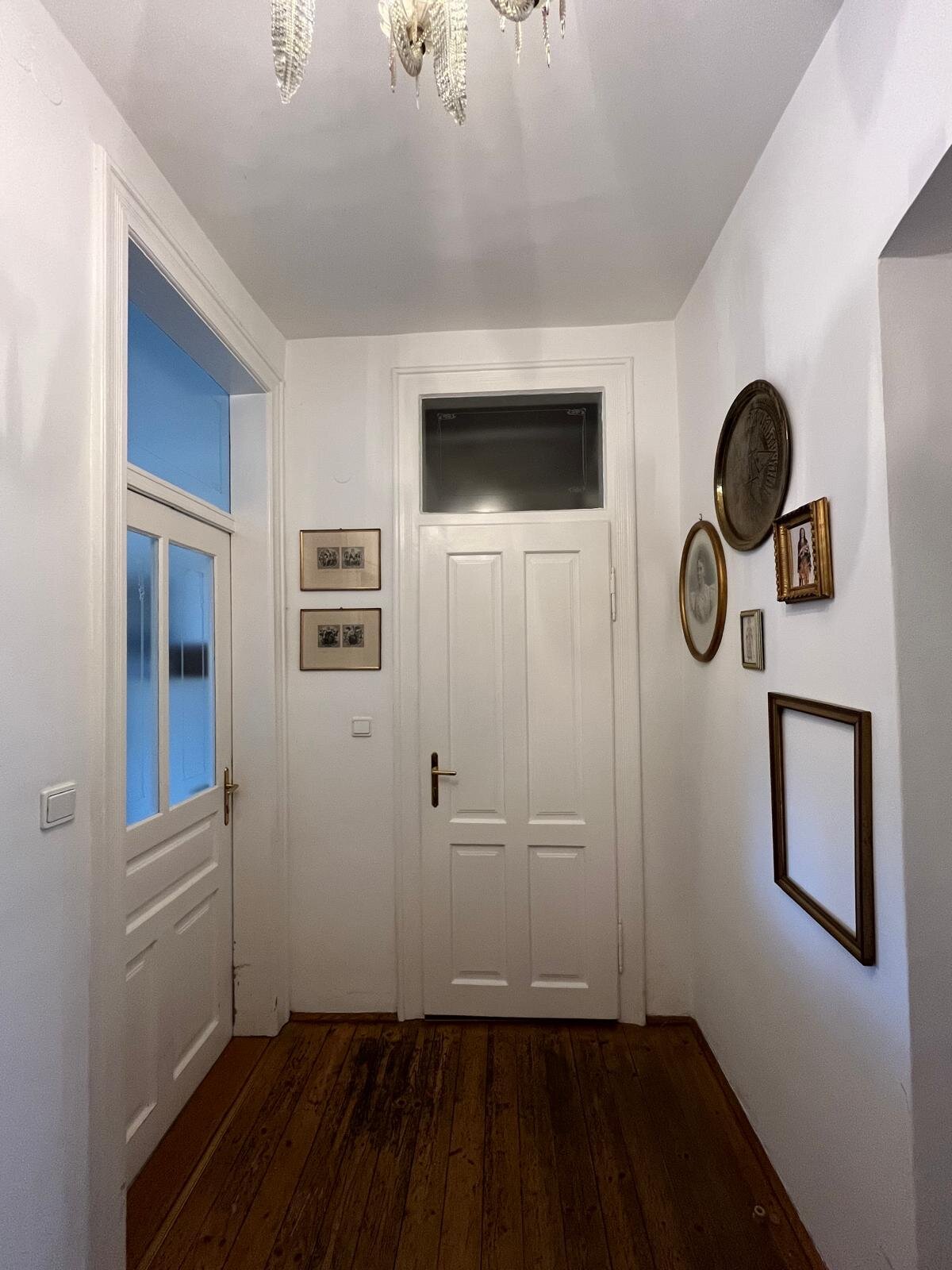 Flur mit Küchentür links und geradeaus Zugang zum Garderobenzimmer