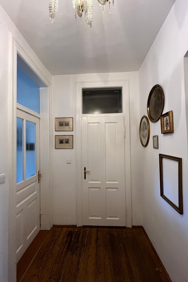 Flur mit Küchentür links und geradeaus Zugang zum Garderobenzimmer